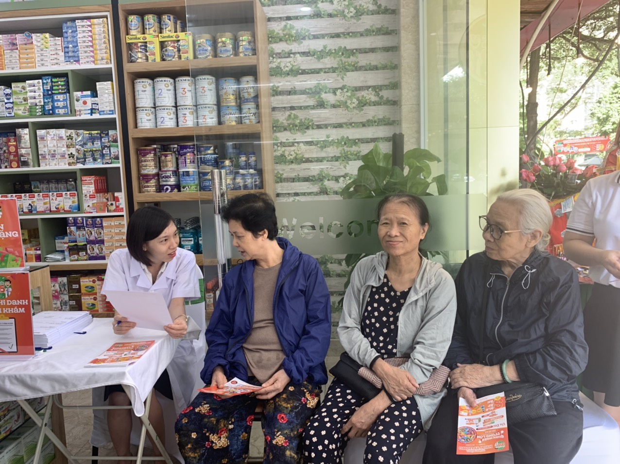 Khai trương nhà thuốc 365