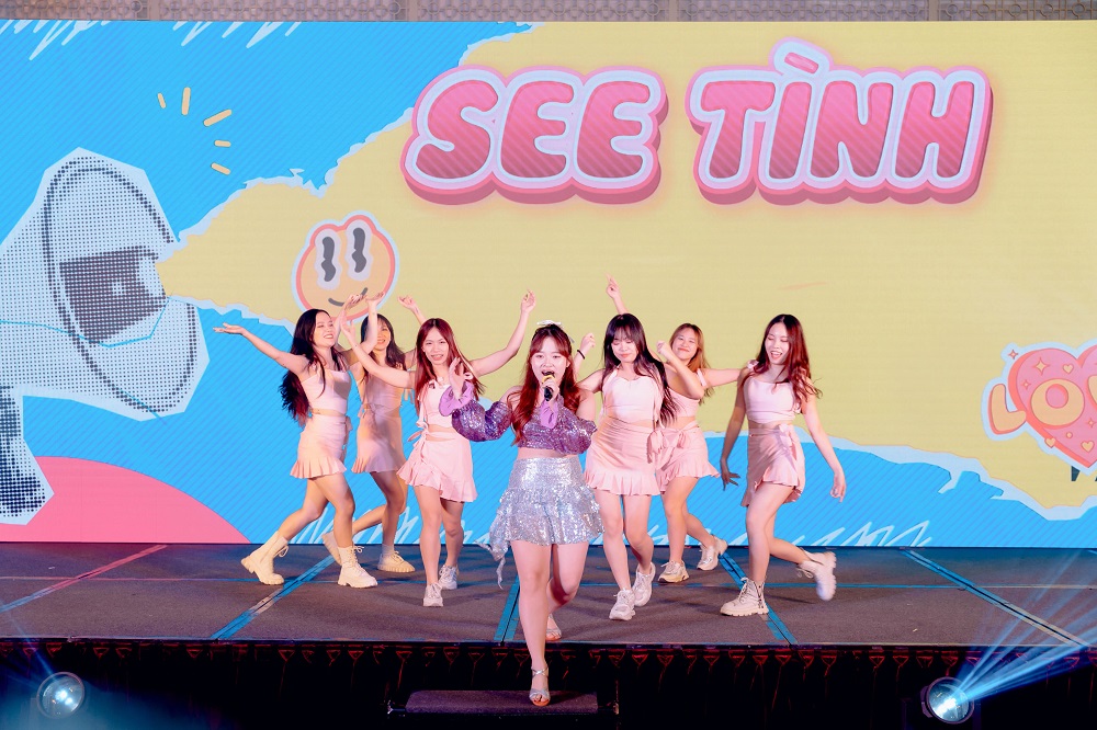 Văn nghệ chào đón SureGrow ra mắt